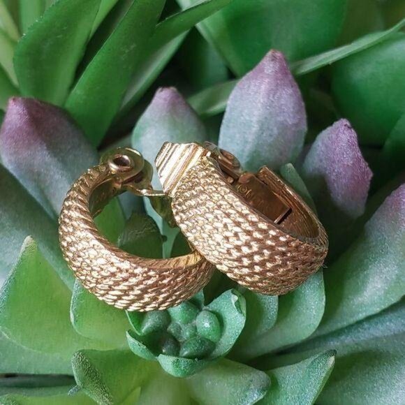 Monet Textured Gold Hoop clip on Earrings For Women vintage classic classy - Picture 8 of 8